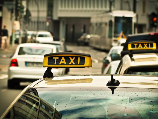 Miejskie taksówki i usługi taxi dla klientów znajdujących się na